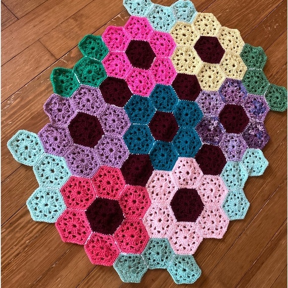 GORGEOUS oval Granny Crochet Rug Vintage 28x34 Perfect Condition - Picture 3 of 5